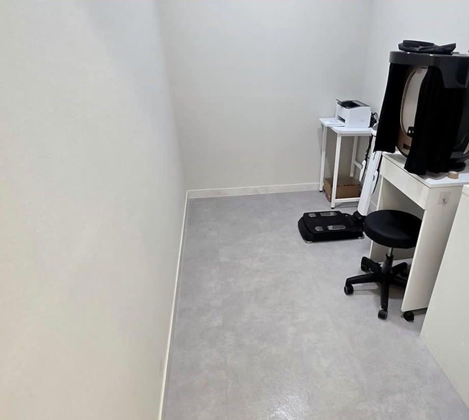 김포 피부과 진단실 바닥과 장비 주변 정리