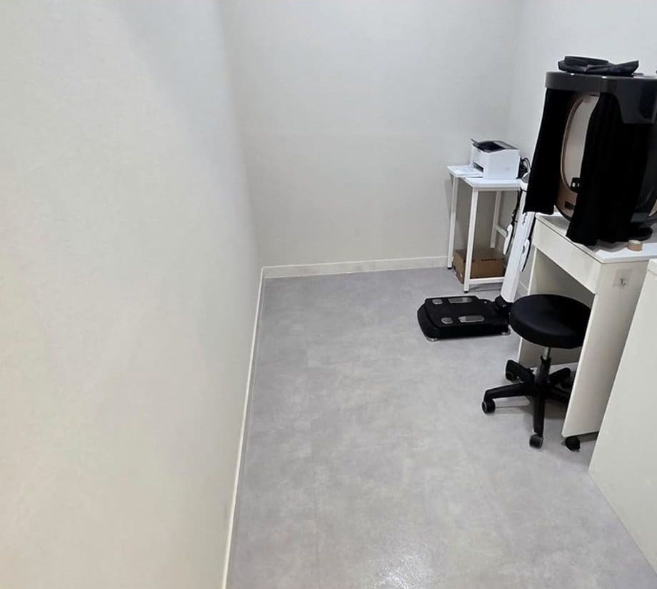김포 피부과 진단실 바닥과 장비 주변 정리