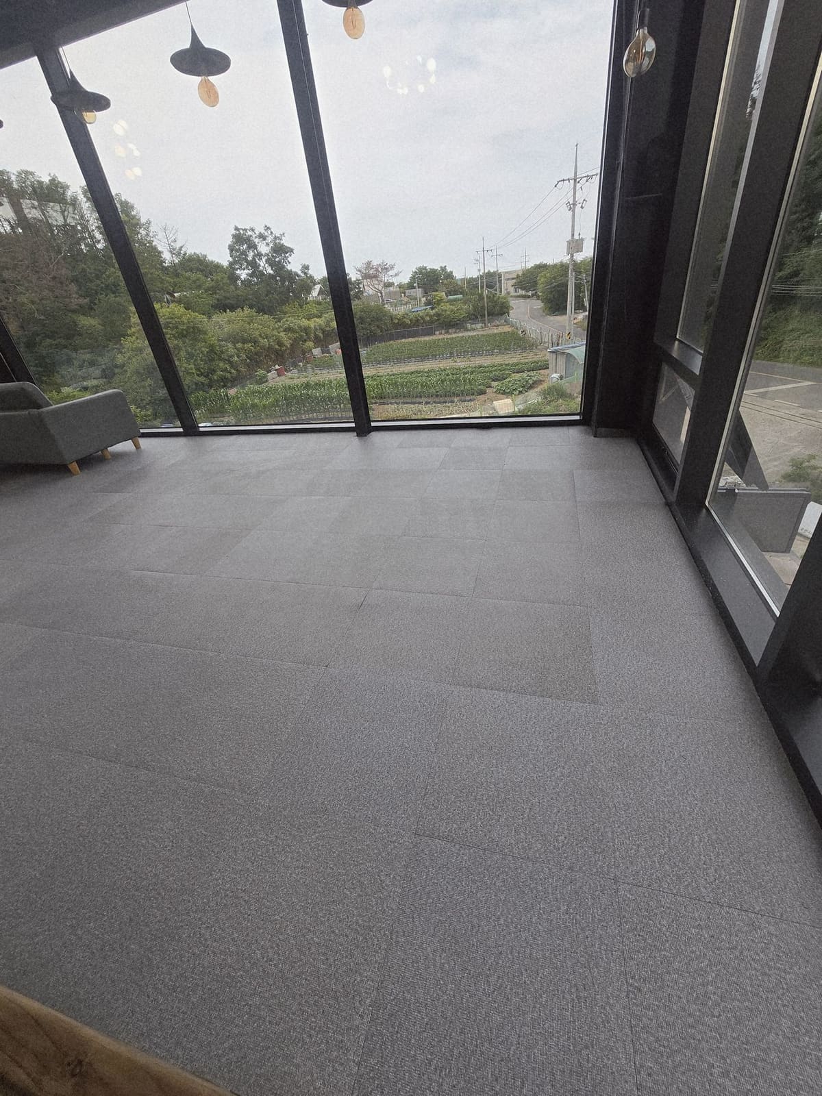 청설모 토탈케어 카페 청소 완료 현장 — 통유리창 매장 바닥