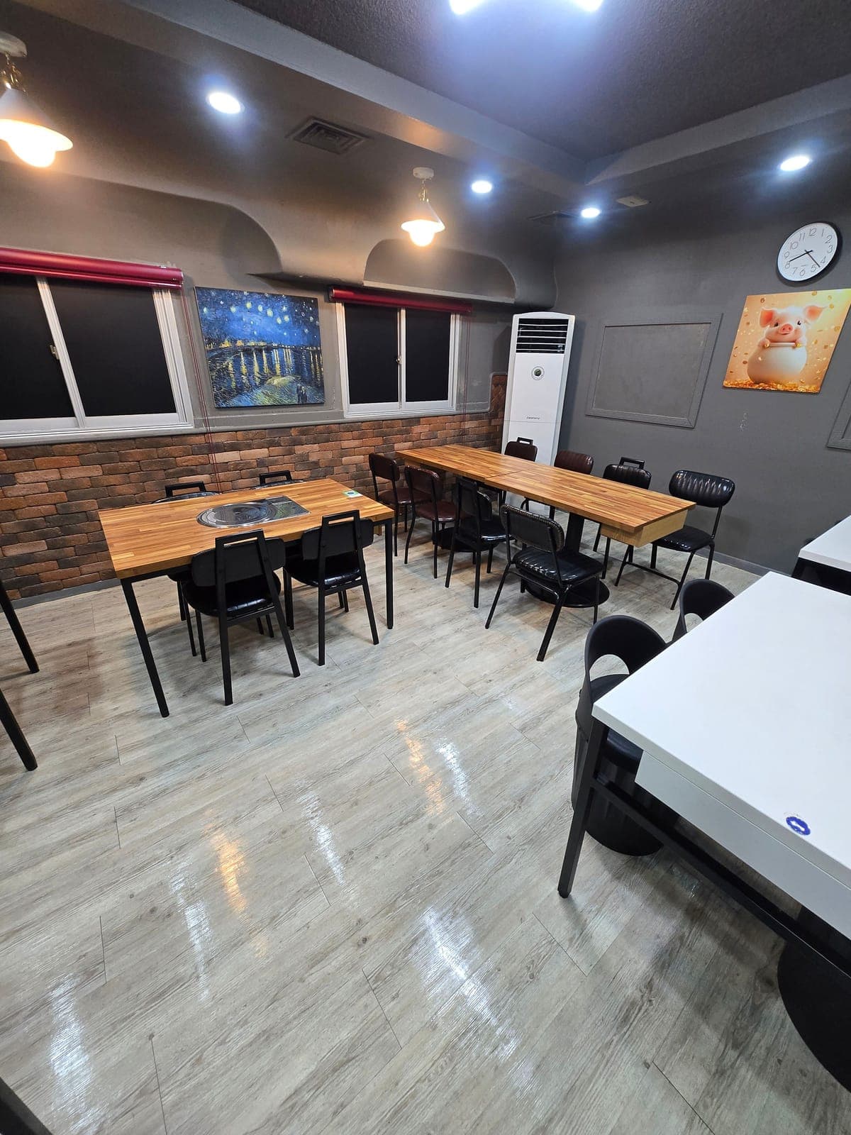 식당 홀 청소 완료, 구이 테이블 구역과 바닥